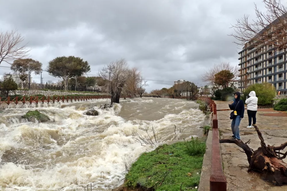 Düdenden akıp kahverengiye bürüdü! Dev dalgalar şelaleyi tersine döndürdü