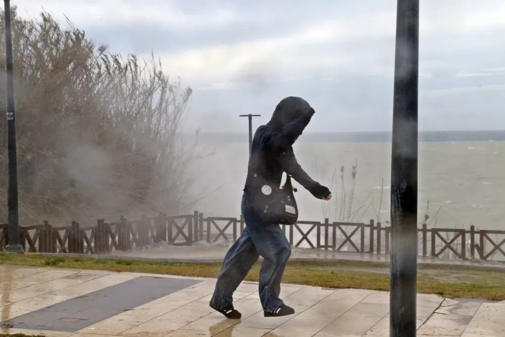 Düdenden akıp kahverengiye bürüdü! Dev dalgalar şelaleyi tersine döndürdü