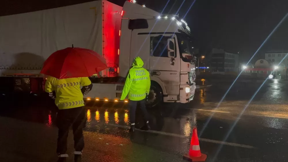 Erzincan’da sağanak, kar ve sis ulaşımı durdurdu