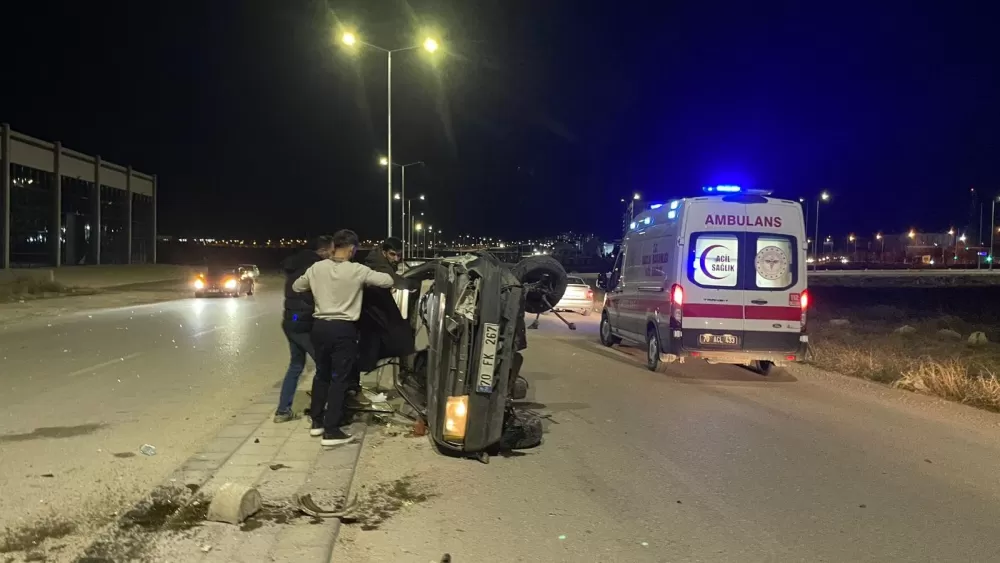    Karaman’da beton duba ve aydınlatma direğine çarpan otomobil yan yattı 2 yaralı