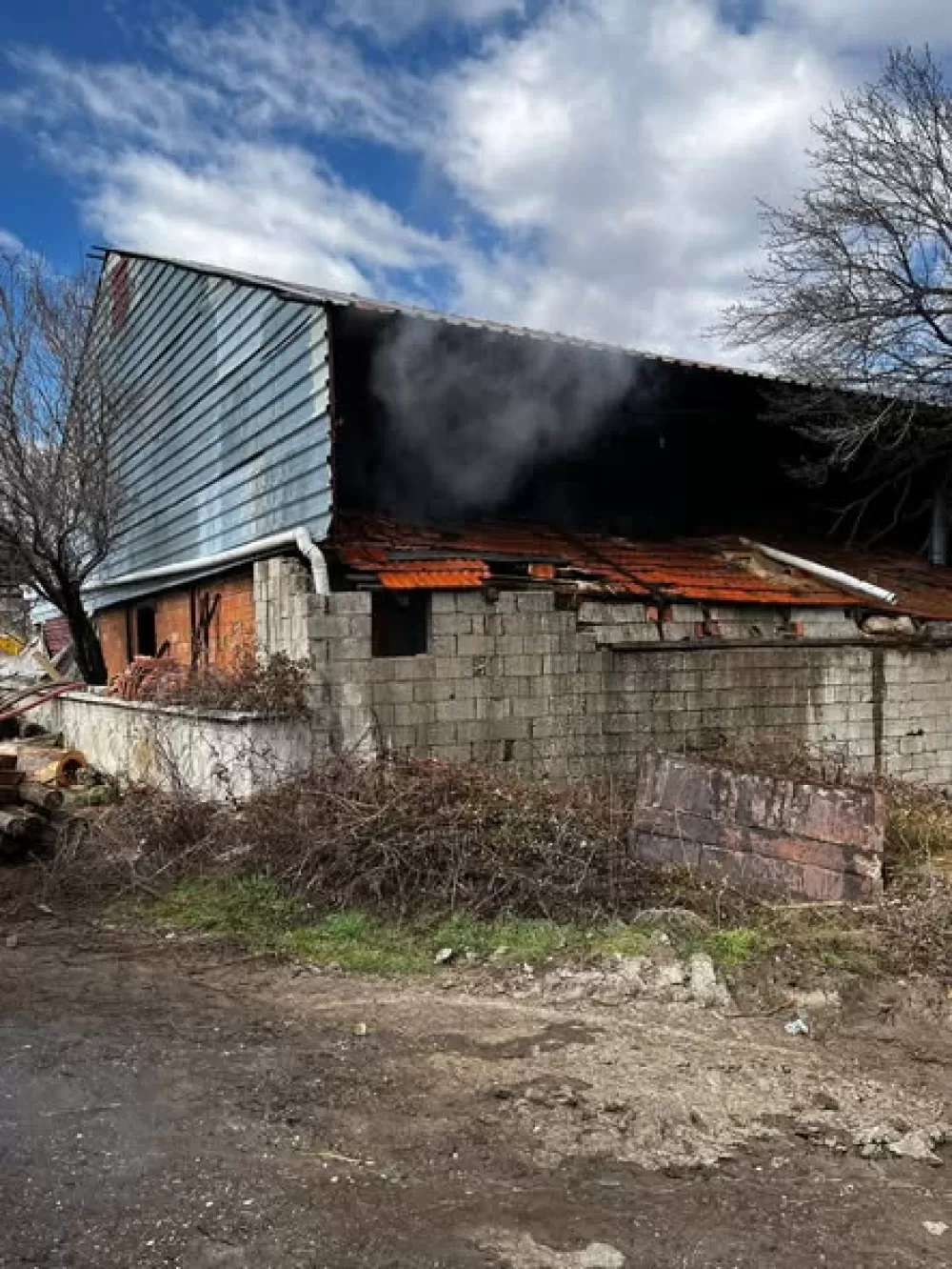 Gölhisar'da doğrama atölyesinde yangın! Ekipler seferber oldu