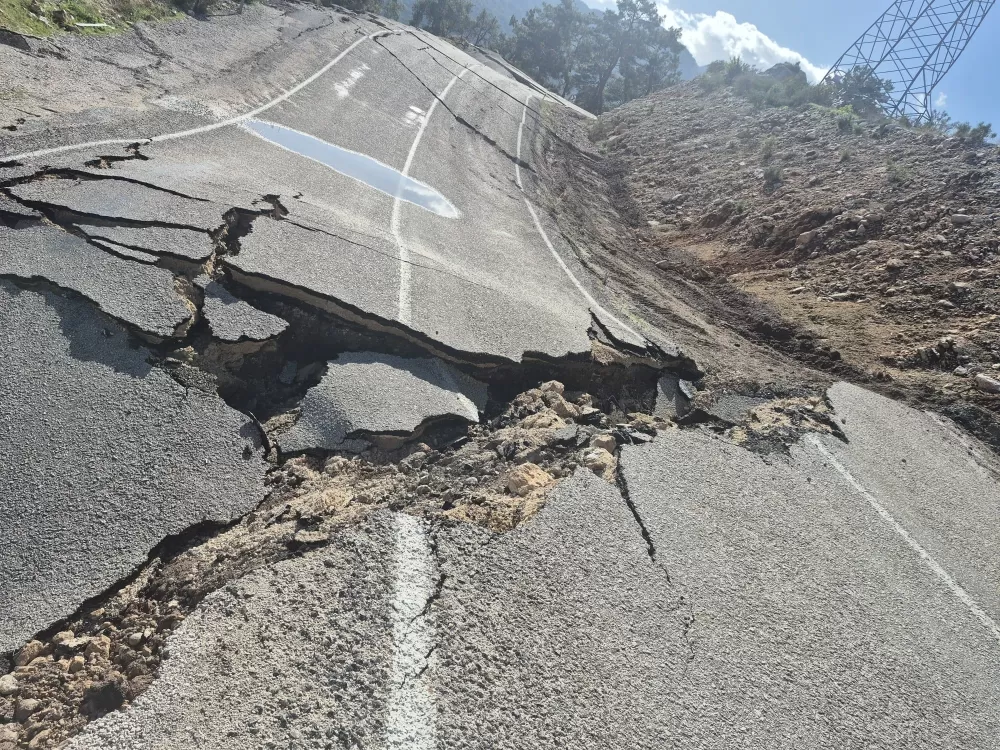 Antalya'da 3 mahallenin ulaşımını sağlayan yol çöktü