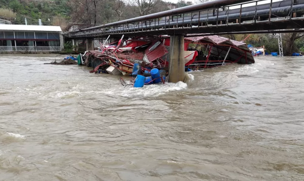 Alanya'da sağanak bilançosu! Dimçayı taştı, işletmeler sulara gömüldü  