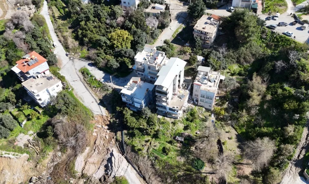 Antalya'da heyelan riski 3 bina tahliye edildi, sokak trafiğe kapatıldı