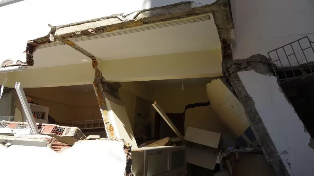 Antalya'da heyelan riski 3 bina tahliye edildi, sokak trafiğe kapatıldı