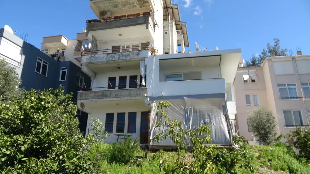 Antalya'da heyelan riski 3 bina tahliye edildi, sokak trafiğe kapatıldı