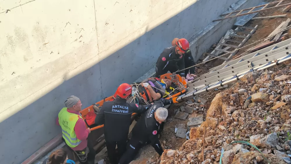 Antalya’da inşaatta toprağın azizliğine uğradı Basket sedyeyle ipli düzenek kuruldu!