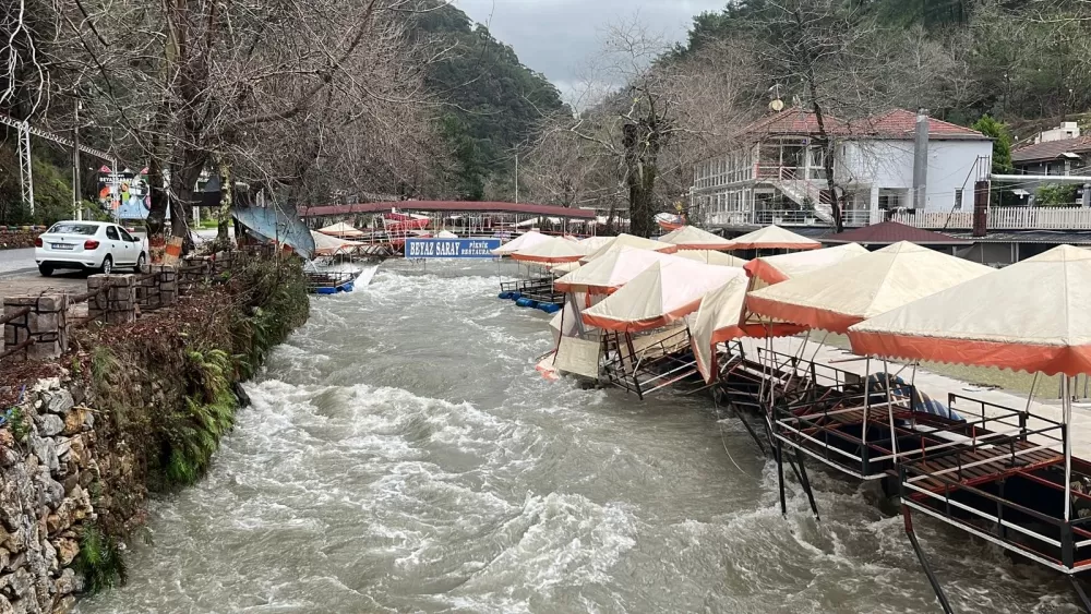 Alanya'da sağanak bilançosu! Dimçayı taştı, işletmeler sulara gömüldü  