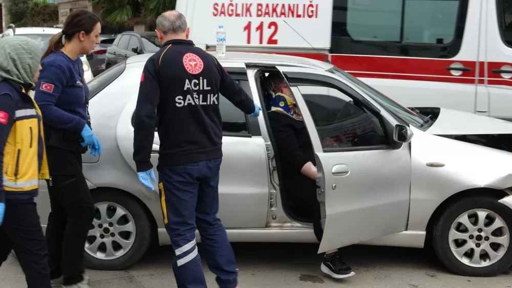 Antalya'da otomobil ile hafif ticari kavşakta çarpıştı: 3 yaralı