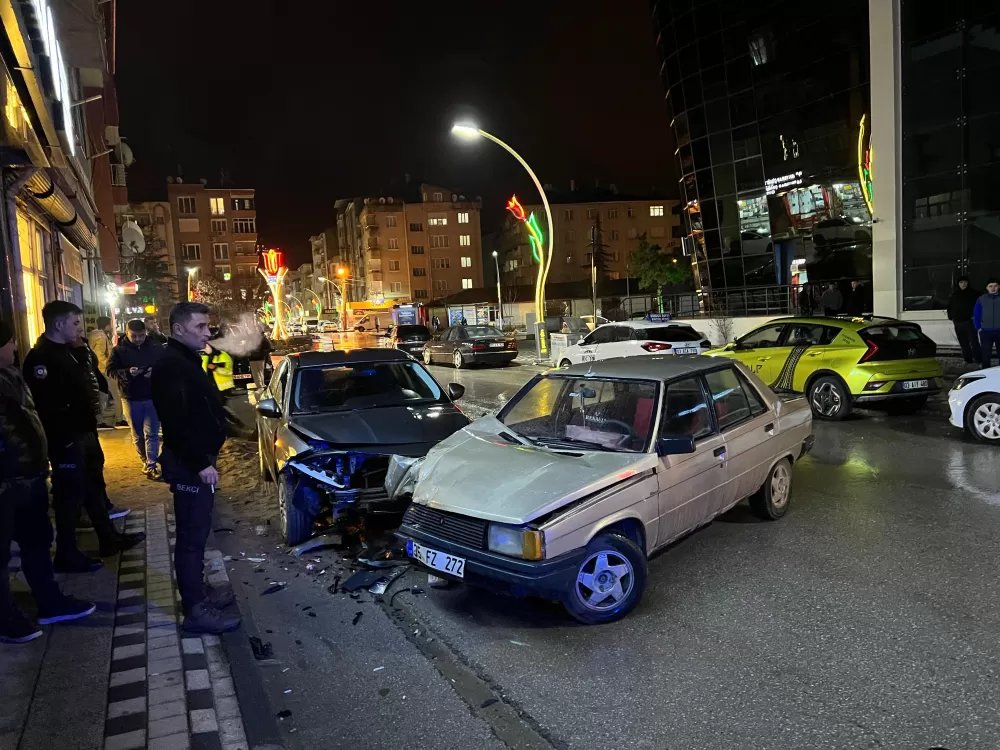 İki otomobilin çarpıştığı kazada 1 kişi yaralandı