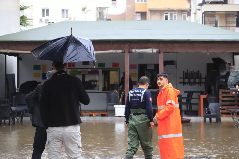 Antalya'da servis aracı mahsur kaldı! Ekipler tarafından tahliye edildiler