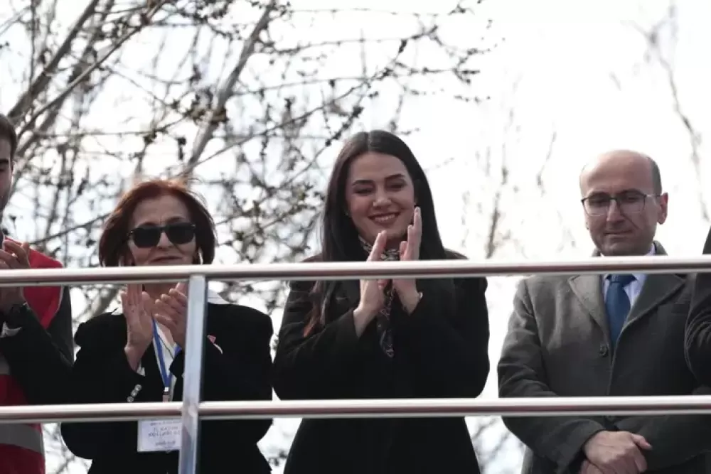 Burdur Cumhuriyet Meydanı Özgür Özel Mitingiyle Doldu Taştı