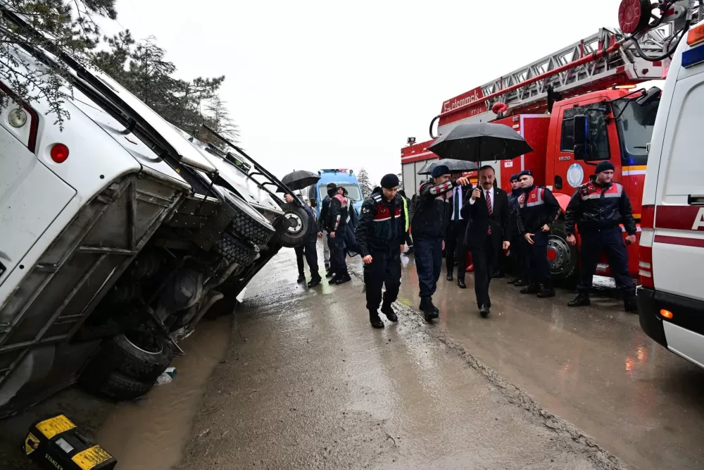 Vali Erin olay yerinde Isparta-Burdur karayolunda cezaevi aracı devrildi