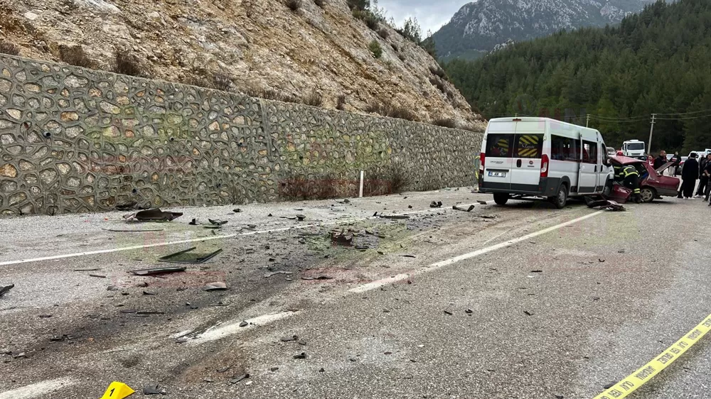 Bucak'ta feci kaza 2 kişi hayatını kaybetti 4 kişi yaralandı