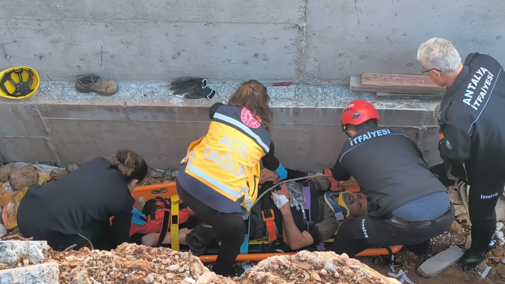 Antalya’da inşaatta toprağın azizliğine uğradı Basket sedyeyle ipli düzenek kuruldu!