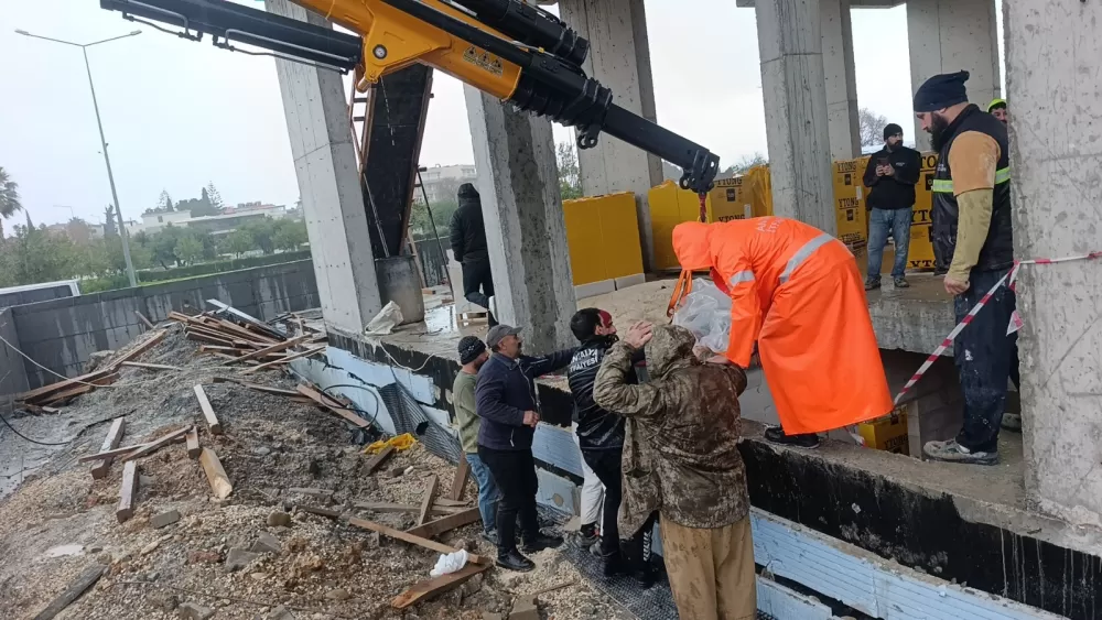 Antalya'da inşaat boşluğuna düştü! Vinç yardımıyla kurtarıldı