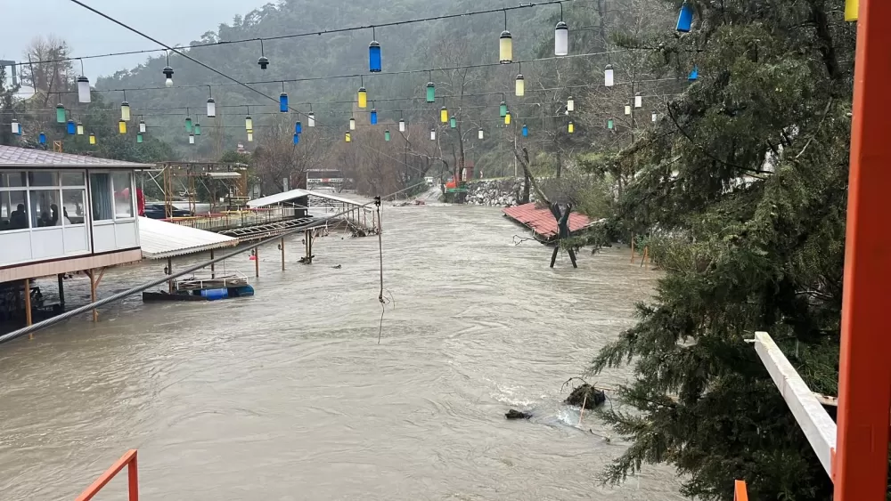 Alanya'da sağanak bilançosu! Dimçayı taştı, işletmeler sulara gömüldü  