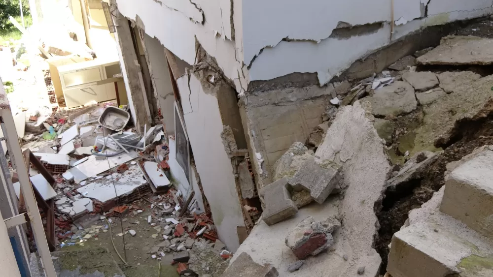 Antalya'da heyelan riski 3 bina tahliye edildi, sokak trafiğe kapatıldı