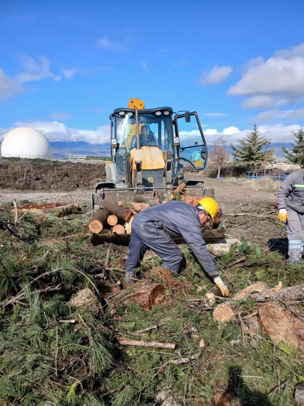 Burdur Belediyesi ihtiyaç sahibi ailelerin yanında! Sıcak bir kış için çalışıyorlar