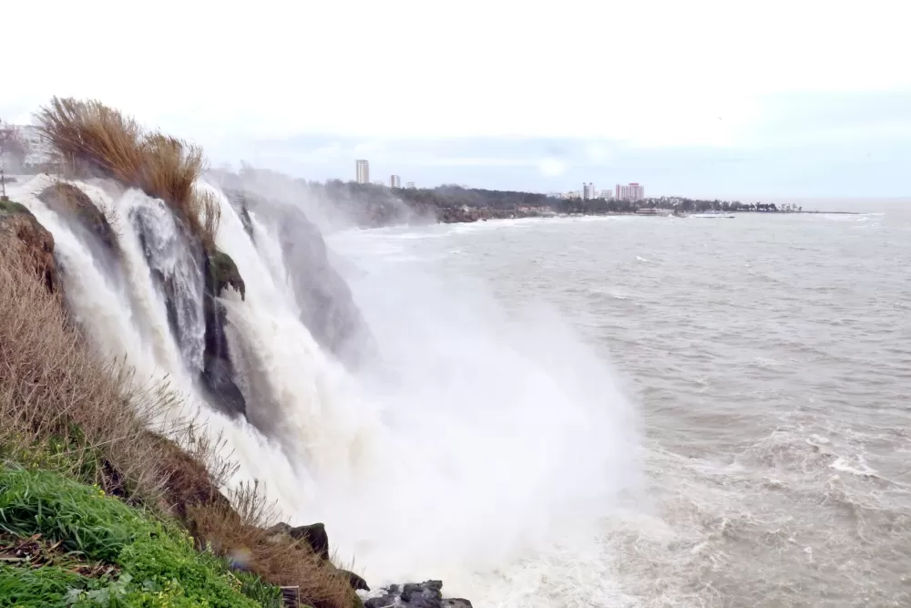 Düdenden akıp kahverengiye bürüdü! Dev dalgalar şelaleyi tersine döndürdü