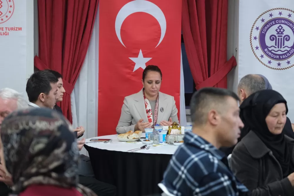 Burdur'da iftar sofrası gönülleri birleştirdi Vali Bilgihan vatandaşlarla buluştu