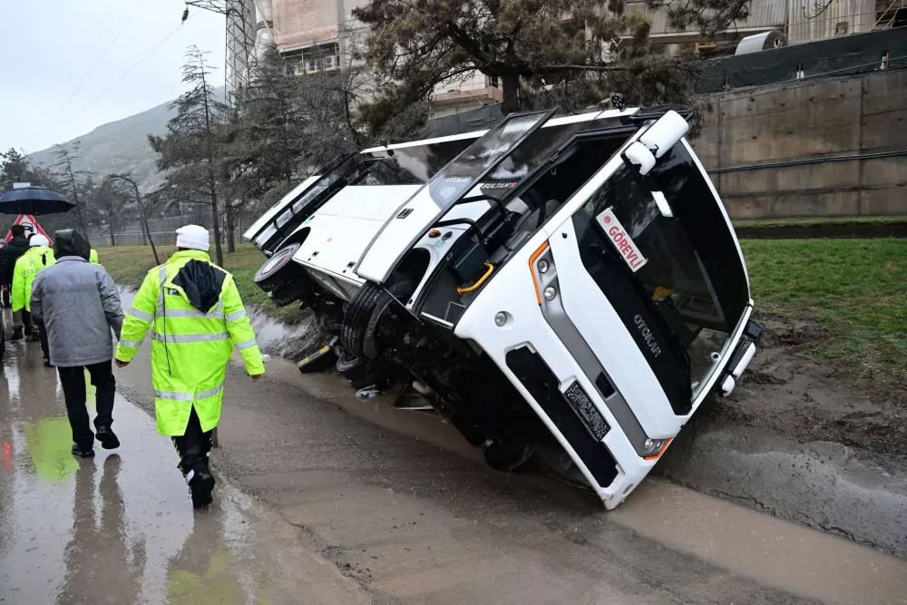 Vali Erin olay yerinde Isparta-Burdur karayolunda cezaevi aracı devrildi