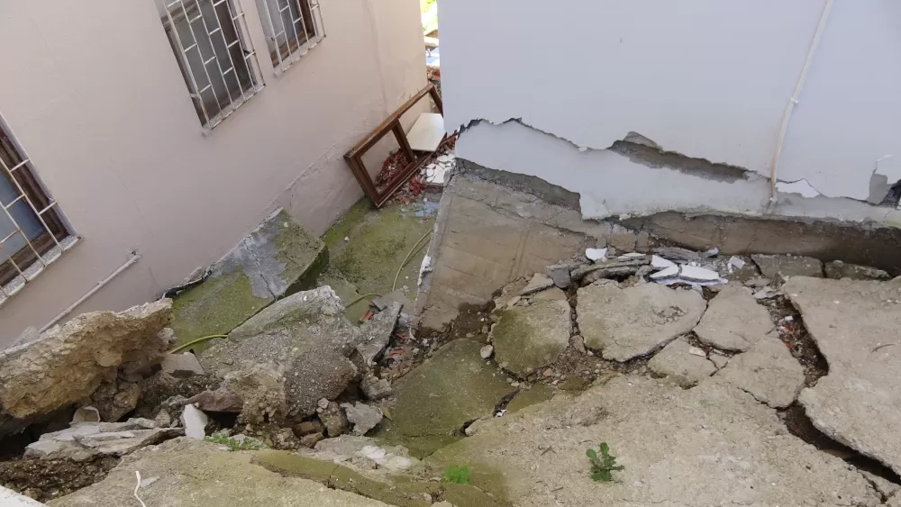 Antalya'da heyelan riski 3 bina tahliye edildi, sokak trafiğe kapatıldı