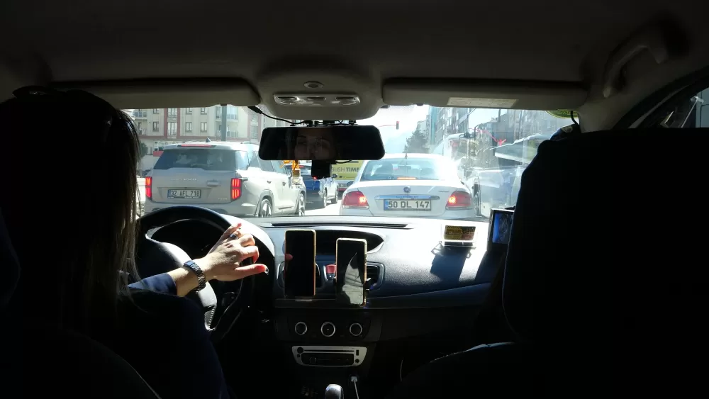 Üç çocuk annesi, taksi şoförlüğüyle hem ailesinin geçimine katkı sağlıyor hem de kadınlara örnek oluyor