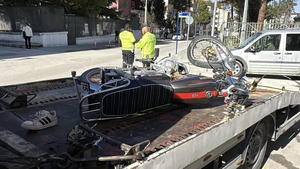 Burdur'da motosiklet kavşağa kontrolsüz girerek otomobile çarptı: 1'i ağır 2 yaralı