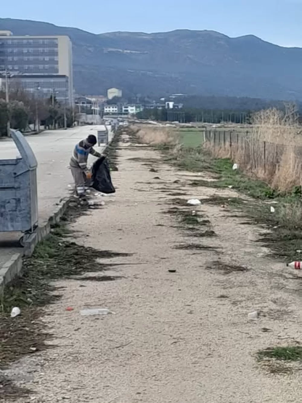 Güzel hava Burdur Gölüne eziyet oldu! Manzara keyfi çöp dağına dönüştü!