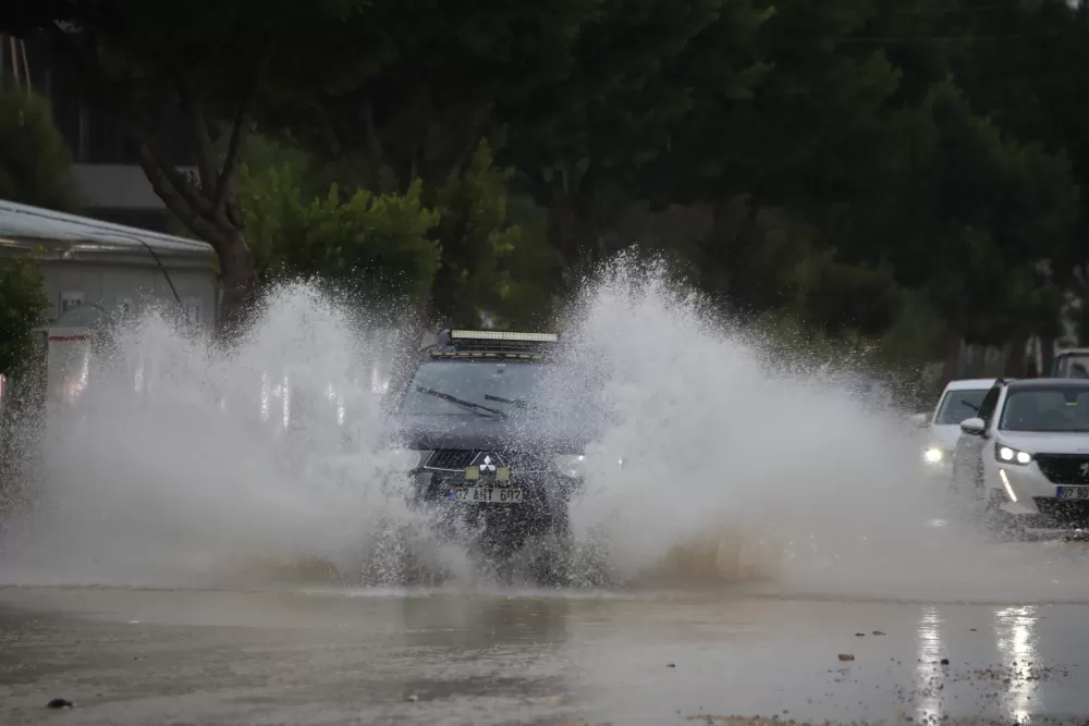 Antalya'da servis aracı mahsur kaldı! Ekipler tarafından tahliye edildiler