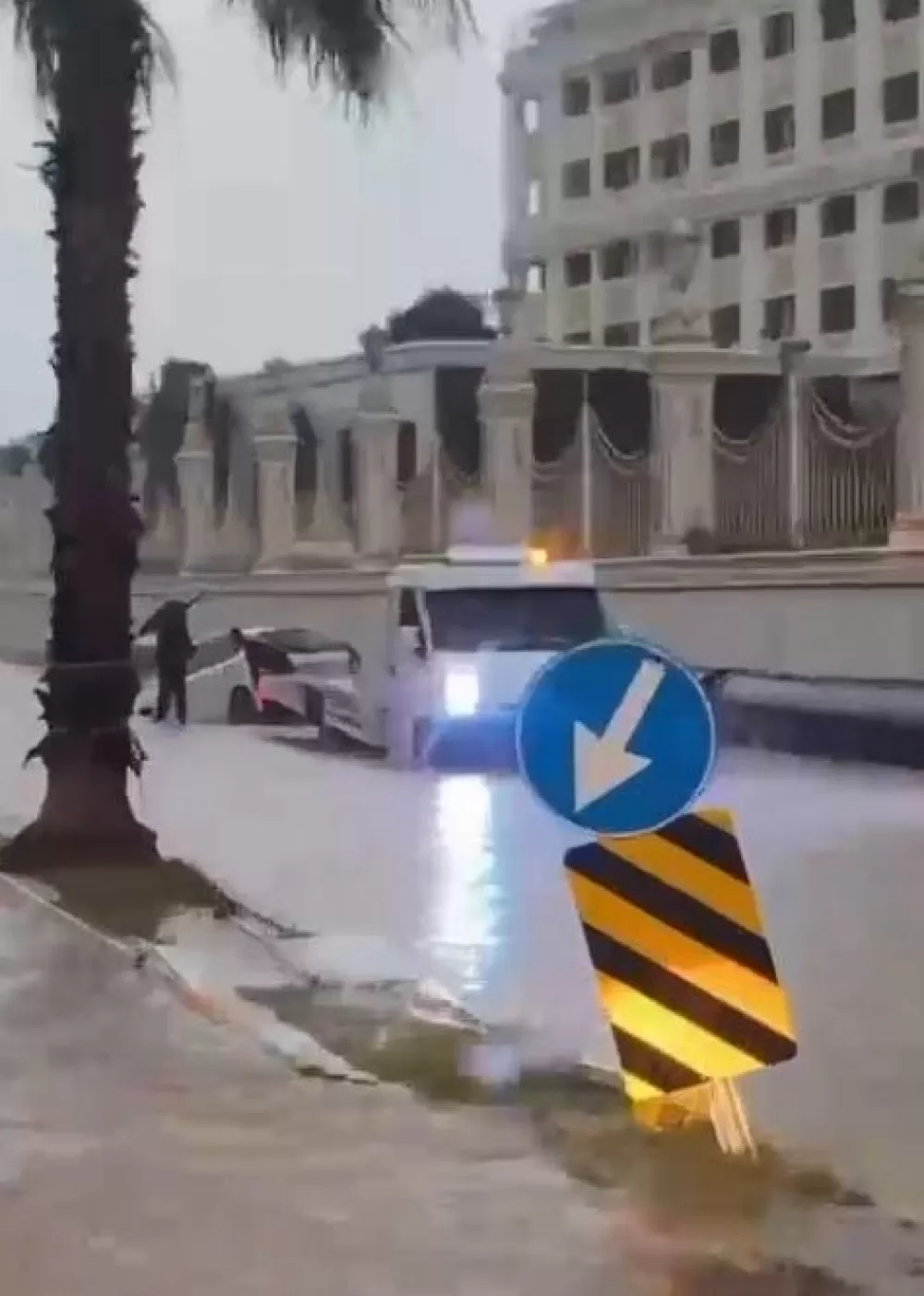 Antalya’da kuvvetli sağanak taşkınlara yol açtı minibüste mahsur kalanlar kepçe yardımıyla kurtarıldı.