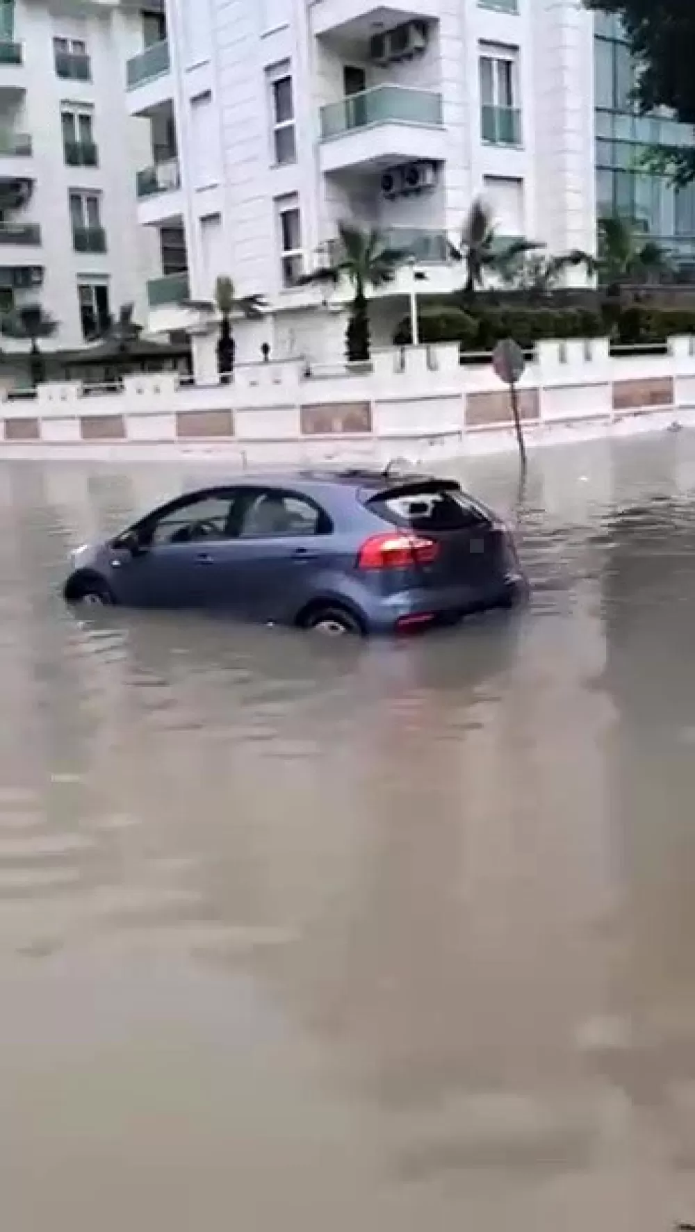 Antalya'da servis aracı mahsur kaldı! Ekipler tarafından tahliye edildiler