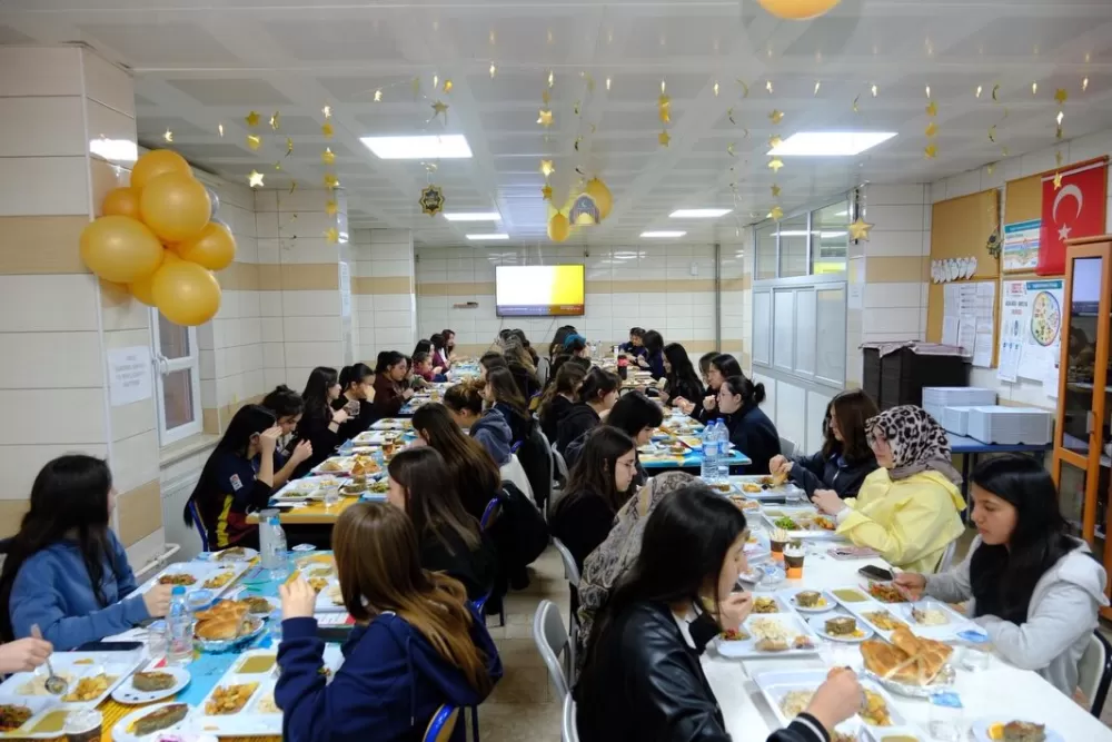 Burdur Valisi Bilgihan, Ercan Akın Fen Lisesi öğrencileriyle iftar sofrasında buluştu