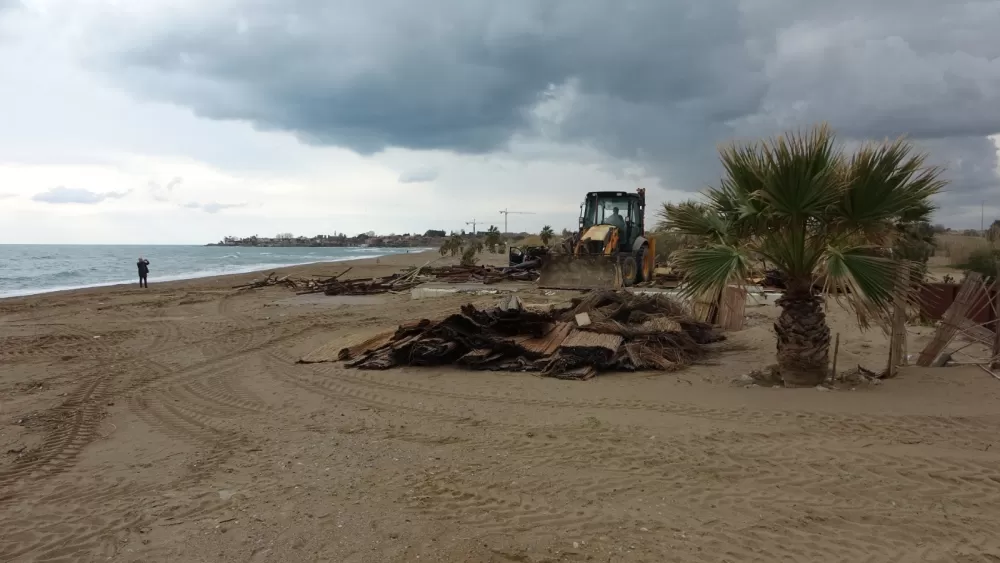 Side büyük plajda günübirlik 15 işletme yıkıldı