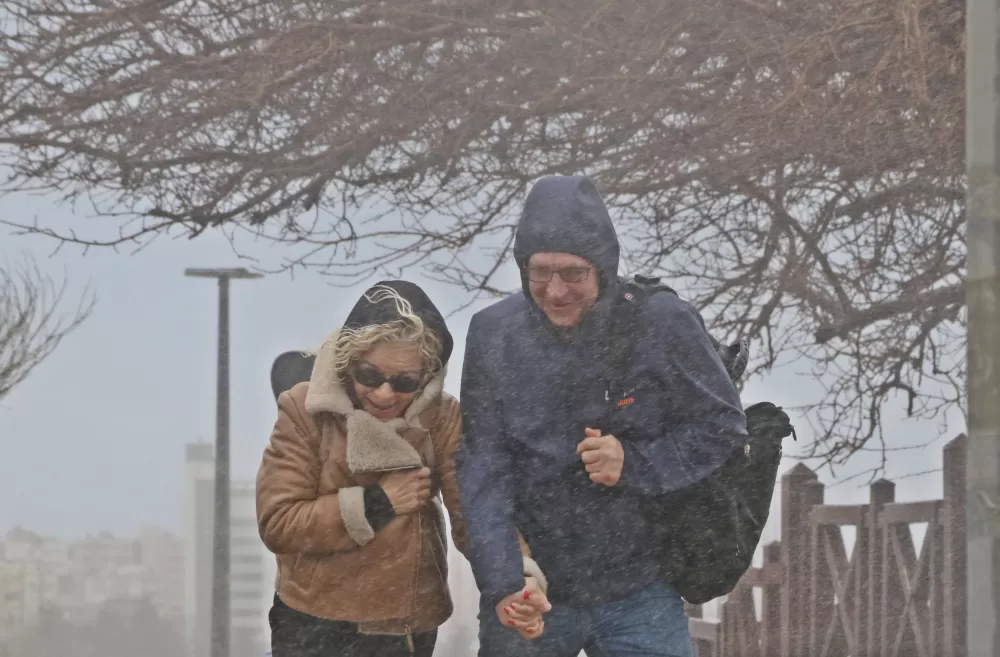 Düdenden akıp kahverengiye bürüdü! Dev dalgalar şelaleyi tersine döndürdü