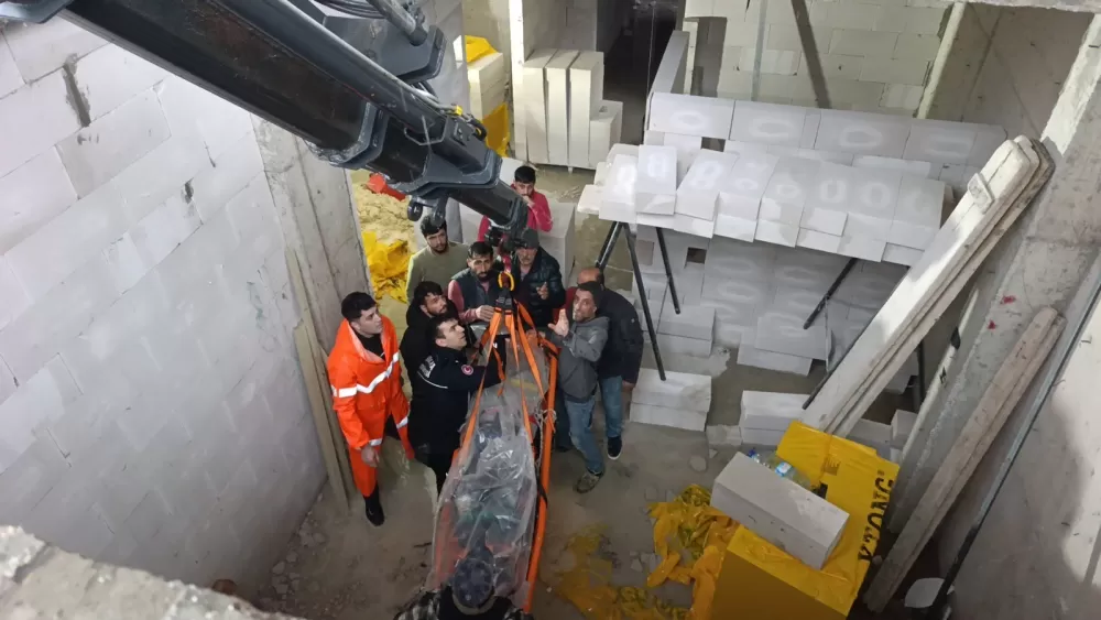 Antalya'da inşaat boşluğuna düştü! Vinç yardımıyla kurtarıldı