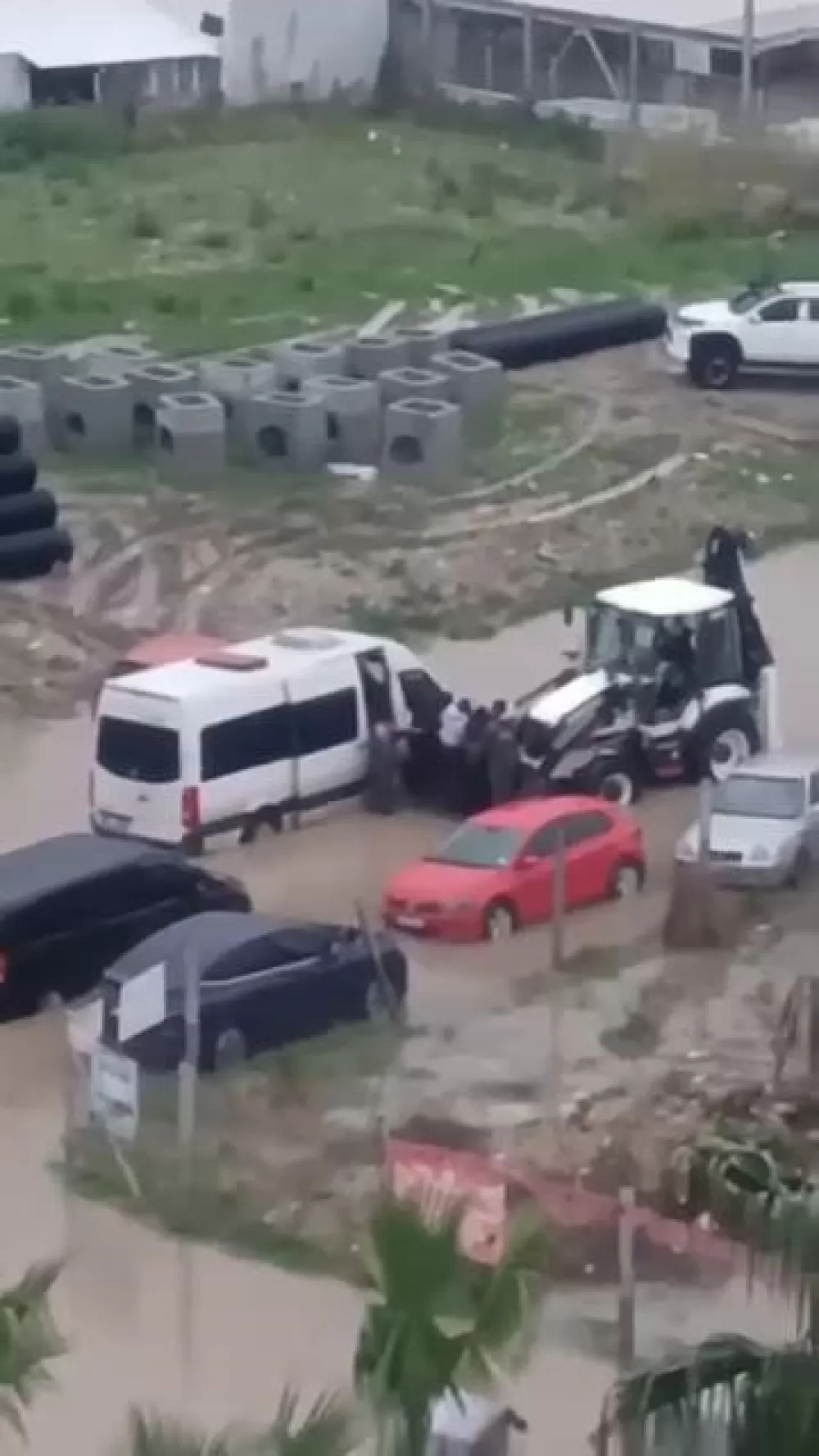 Antalya’da kuvvetli sağanak taşkınlara yol açtı minibüste mahsur kalanlar kepçe yardımıyla kurtarıldı.