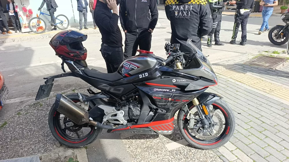 Otomobil ile çarpışan motosikletli metrelerce savruldu