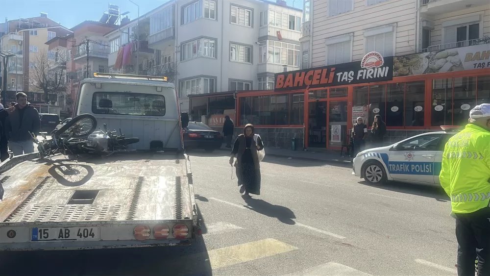 Burdur'da motosiklet kavşağa kontrolsüz girerek otomobile çarptı: 1'i ağır 2 yaralı