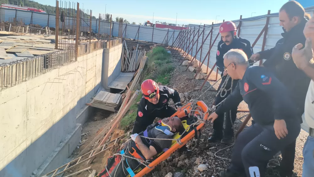 Antalya’da inşaatta toprağın azizliğine uğradı Basket sedyeyle ipli düzenek kuruldu!