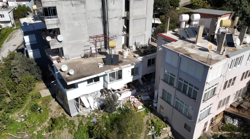 Antalya'da heyelan riski 3 bina tahliye edildi, sokak trafiğe kapatıldı