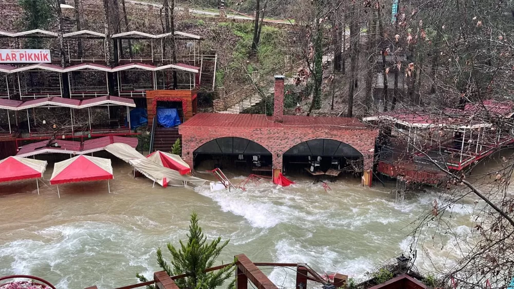 Alanya'da sağanak bilançosu! Dimçayı taştı, işletmeler sulara gömüldü  