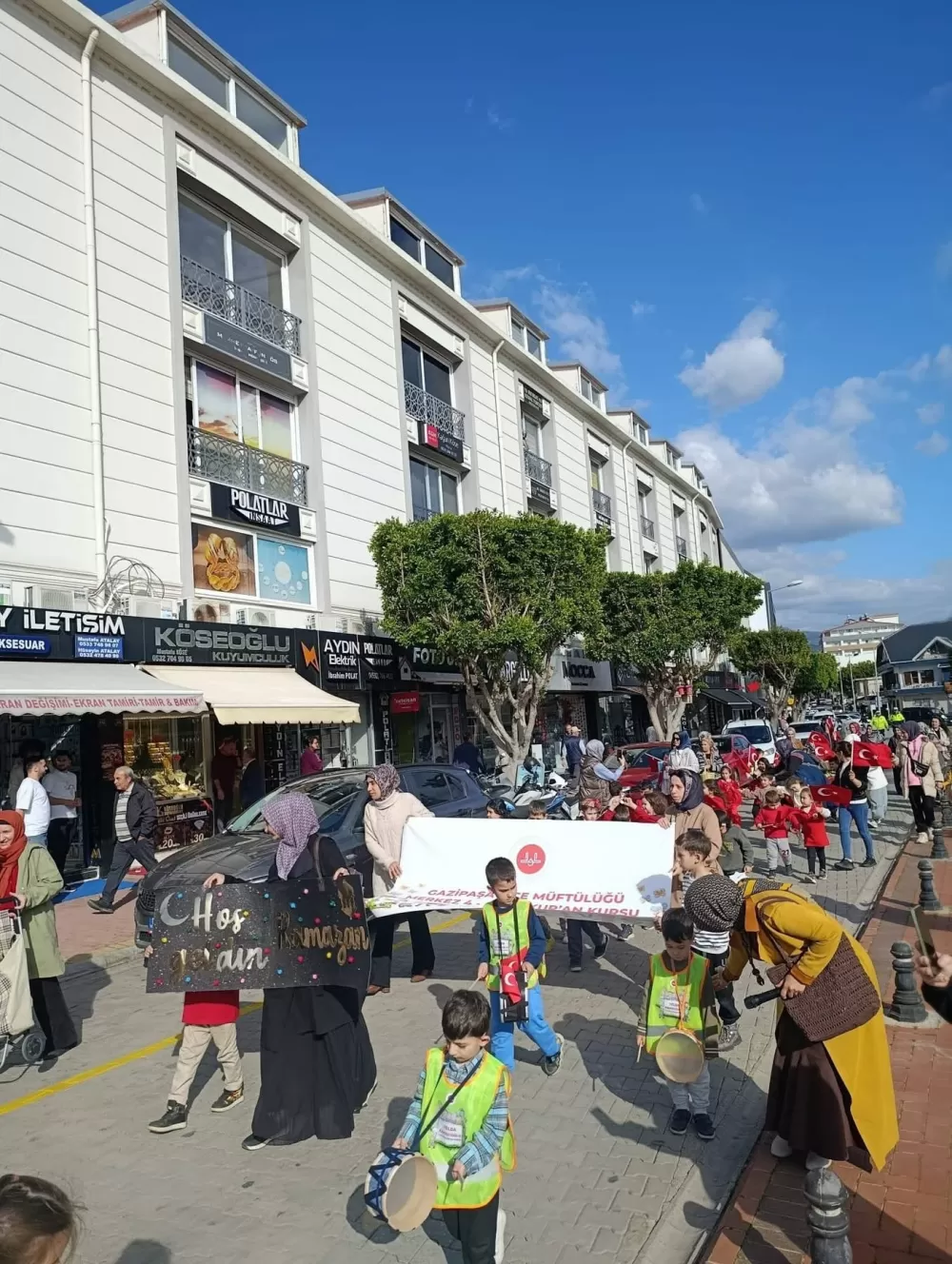 Antalya Gazipaşa'da Minikler Ramazan davullarıyla renkli görüntüler oluşturdu