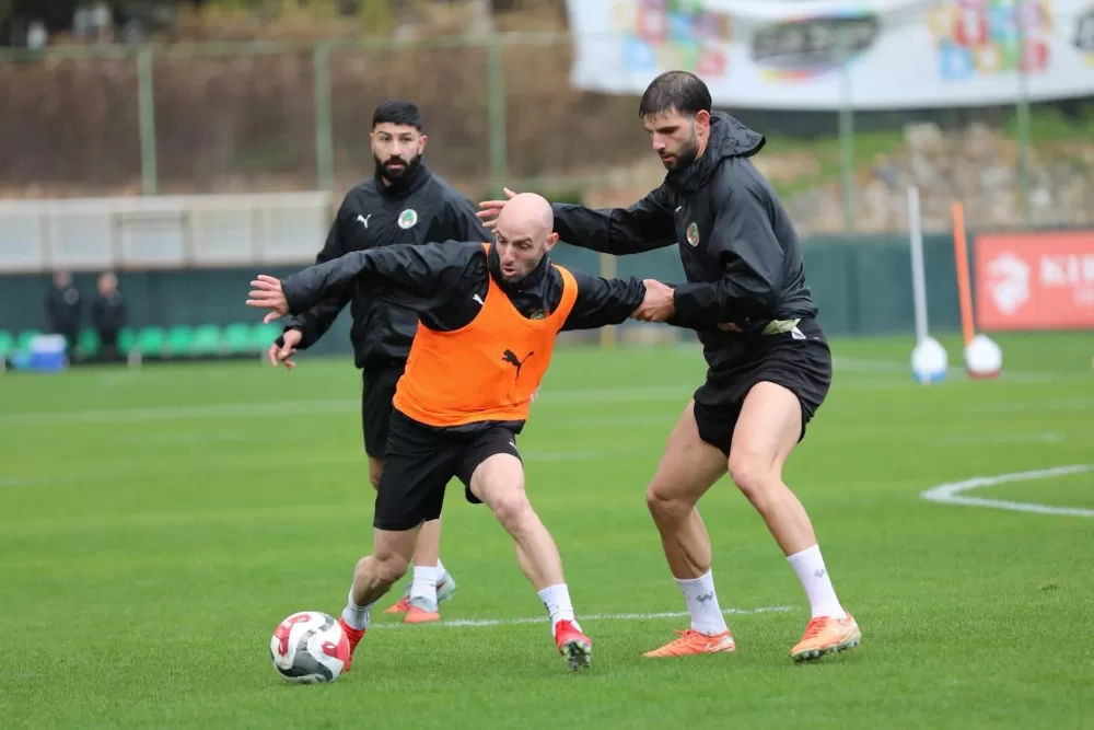 Alanyaspor'da Galatasaray mesaisi Teknik Direktör Pereira'ya doğum günü sürprizi