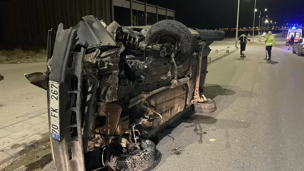    Karaman’da beton duba ve aydınlatma direğine çarpan otomobil yan yattı 2 yaralı