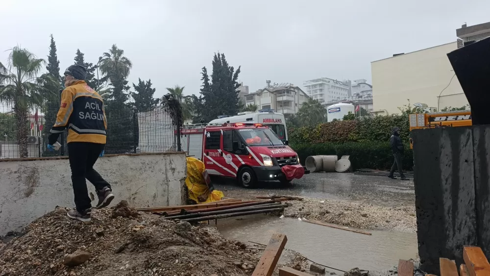 Antalya'da inşaat boşluğuna düştü! Vinç yardımıyla kurtarıldı