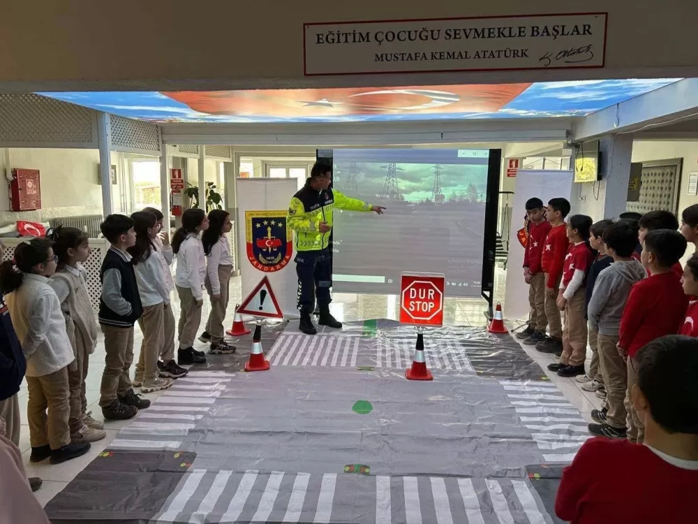 Jandarmadan öğrenci ve vatandaşlara trafik eğitimi