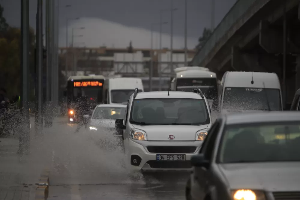 Antalya'da servis aracı mahsur kaldı! Ekipler tarafından tahliye edildiler
