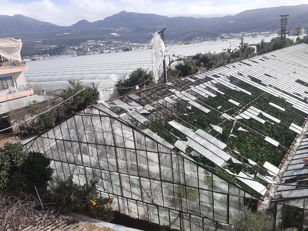 Kumluca'da hortum seraları parçaladı